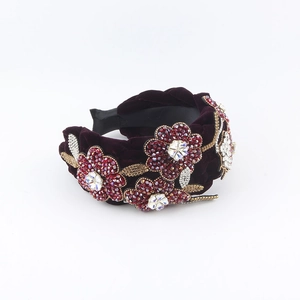 Serre-tête baroque en velours bordeaux avec fleurs en strass vintage et cristaux