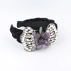 Serre-tête tressé en velours noir avec nœud en cristal et fleur en maille violette
