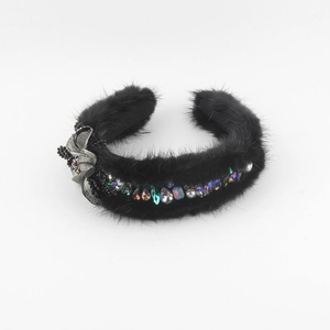 Haarreif aus Nerzimitat mit Pailletten und Drahtblumen für elegantes Winter-Styling
