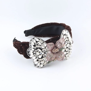 Serre-tête en velours avec ailes en strass brillants et une fleur en maille violette