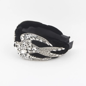 Detail von funkelnden Strass-Schwalben auf schwarzem Samt-Haarreif im Vintage-Stil
