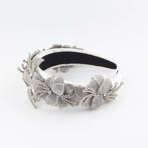 Cerchietto elegante in raso bianco con fiori di strass argentati e dettaglio a nodo