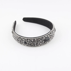 Cerchietto barocco in velluto nero con strass grigi scintillanti e decorazioni in cristallo