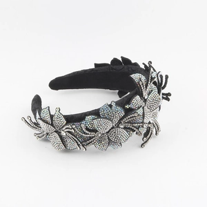 Dettaglio del cerchietto in velluto nero con intricati motivi floreali in strass AB