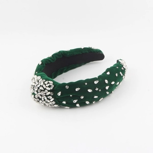 Serre-tête en velours vert foncé avec strass en verre cousus main sur fond blanc