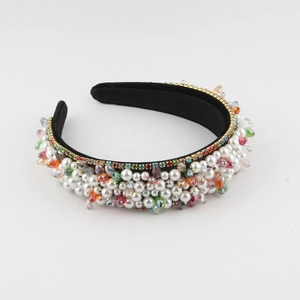 Vue détaillée du serre-tête baroque avec perles et broderies de cristaux multicolores