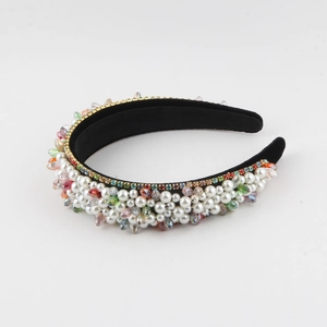 Détail du serre-tête baroque avec perles et cristaux faits à la main sur velours noir