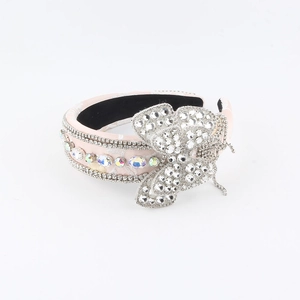 Dettaglio del cerchietto rosa con farfalla di strass scintillanti e cristalli eleganti