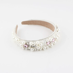 Détail du serre-tête baroque orné de perles blanches et de strass roses brillants