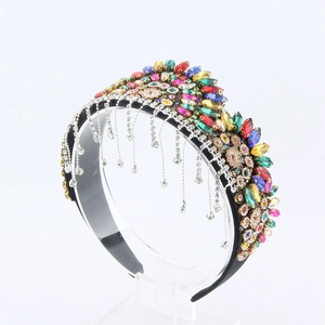 Détail d'un serre-tête baroque avec strass colorés et pampilles en chaîne métallique argentée
