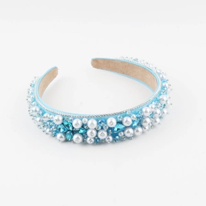 Détail d'un serre-tête baroque bleu orné de perles cousues main et de strass bleus