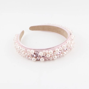 Serre-tête baroque rose rembourré avec perles blanches et strass roses sur fond blanc pur