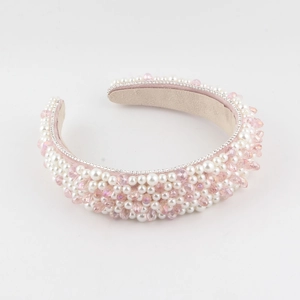 Cerchietto barocco largo con perle bianche e cristalli rosa su base in tessuto rosa chiaro