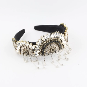 Détail d'un serre-tête baroque en velours avec strass et franges de glands en cristal