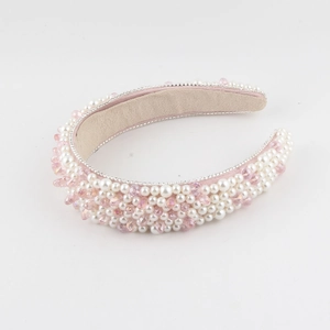 Dettaglio del cerchietto barocco con perle bianche e cristalli rosa con fodera in scamosciato