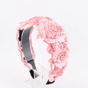 Detail eines rosa bestickten Haarreifs mit Pailletten, Perlen und floralen Spitzenmustern