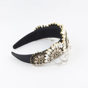 Serre-tête baroque en velours noir avec strass étincelants et chaînes argentées