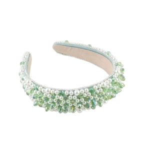 Cerchietto largo barocco con cristalli verde chiaro e perle bianche su fondo bianco