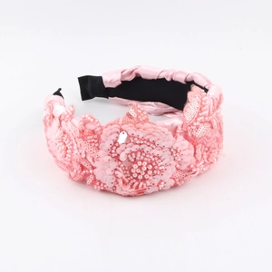 Detail eines rosa bestickten Haarreifs mit Pailletten, Perlen und 3D-Blumenstickerei