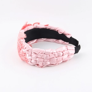 Nahaufnahme von pinkfarbenem Besticktes Stirnband mit floraler Spitze, Pailletten und Perlen