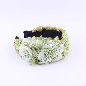Olivgrüner Satin-Haarreif mit kunstvoller weißer Pailletten-Blumenstickerei und Perlen