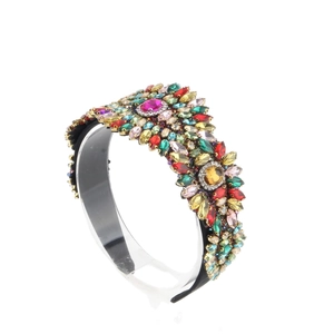 Cerchietto barocco largo con cristalli multicolore e design a cuore su sfondo bianco