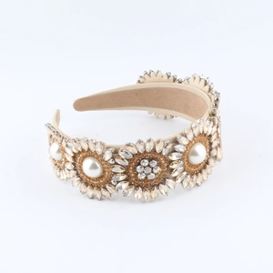 Détail du serre-tête baroque avec tournesols champagne, perles et cristaux brillants