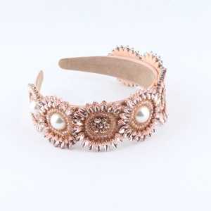 Détails de cristaux marquise roses et perles sur un serre-tête baroque chic