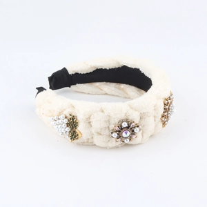Détail de serre-tête tressé de luxe avec paillettes, perles, gemmes roses et feuilles d'or