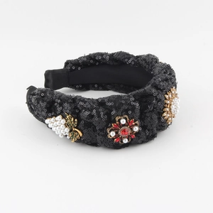 Bandeau baroque rembourré avec grappes de perles et fleurs en cristaux rouges luxueux