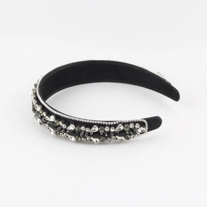 Serre-tête baroque en velours avec cristaux noirs et diamants sur fond blanc pur