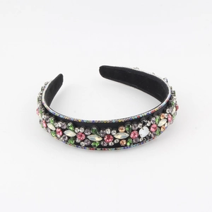 Détail du serre-tête baroque en velours noir avec strass floraux colorés et cristaux brillants