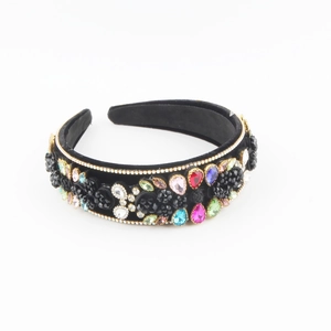 Vue détaillée du serre-tête baroque avec strass colorés et perles de fleurs noires