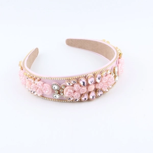 Détail du serre-tête baroque rose avec perles de cristal et strass faits à la main
