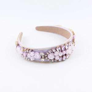 Serre-tête baroque violet avec strass, perles et roses en tissu sur fond blanc