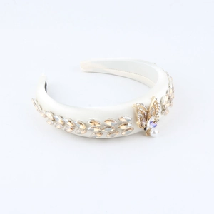 Serre-tête élégant en satin blanc avec papillon en cristal doré et accents de perles