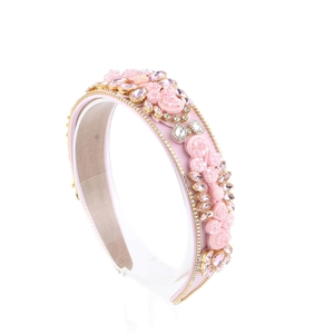 Serre-tête baroque en tissu rose avec fleurs en strass et bordure en perles dorées