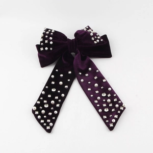 Eleganter violetter Samt-Haarclip mit Schleife, Kunstperlen und Strass auf weißem Grund