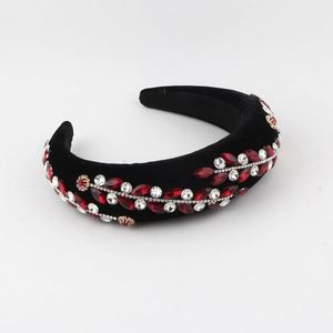 Serre-tête baroque en velours noir avec strass rouges étincelants et breloques de couronnes