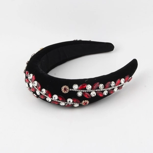 Détail du serre-tête baroque de luxe orné de strass rouges et blancs sur velours noir