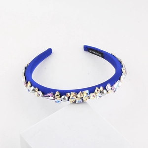 Detailaufnahme des barocken blauen Stoffstirnbands mit Perlen und Kristallen