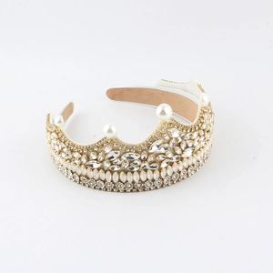 Detail eines goldenen Kronen-Haarreifs mit Strass, Perlen und weichem Samtfutter
