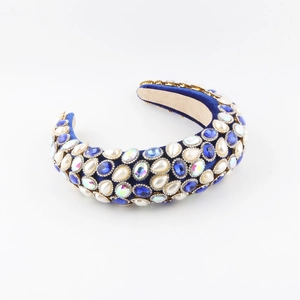 Dettaglio del cerchietto in velluto blu con strass cuciti a mano e perle finte