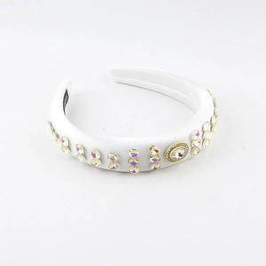 Serre-tête rembourré en satin blanc avec cristaux strass et gemme centrale à bord doré