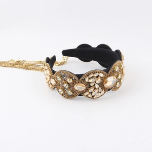 Détail du bandeau baroque avec strass ambrés et chaînes dorées suspendues