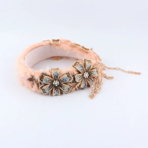 Luxe nertsbont hoofdband met strass bloemen en kristallen kwastjes op witte achtergrond