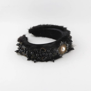 Détail d'un serre-tête en fausse fourrure noire avec fleurs en cristal et perle vintage