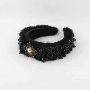 Serre-tête baroque en peluche noire avec fleurs en perles et perle blanche centrale