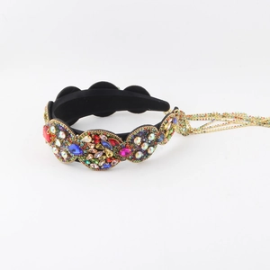 Serre-tête baroque en velours avec strass colorés et franges scintillantes élégantes