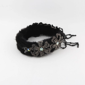 Detailopname van zwarte nerts bont hoofdband met strass bloemen en kralen kwastjes decoratie